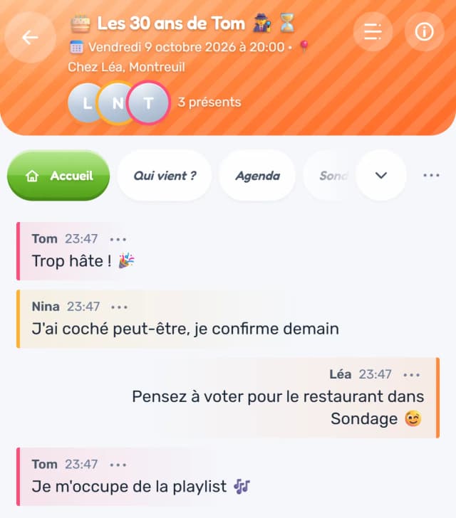 Le salon de l'évènement « Les 30 ans de Tom » : vendredi 9 octobre à 20 h chez Léa, trois présents, et les premiers messages des invités.